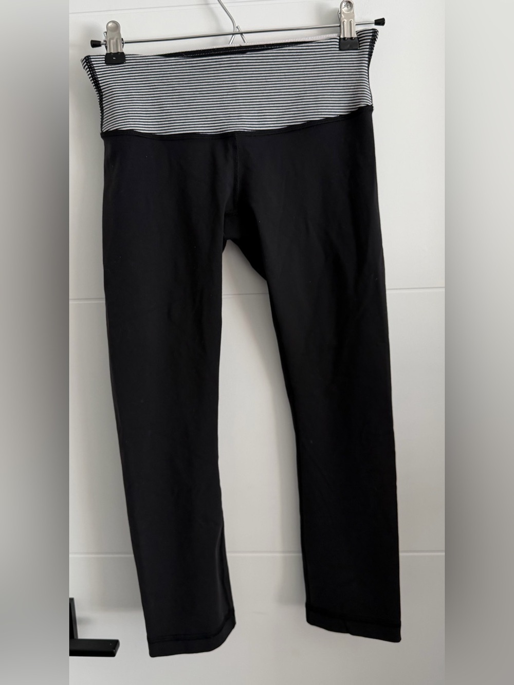 Lululemon: Women’s Reversible Crops- Size 4 (Inseam approx 21.5in)